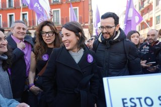 La secretaria política de Podemos y eurodiputada, Irene Montero (i), y el coordinador general de la formación en Castilla y León Miguel Ángel Llamas (d) atienden a los medios durante una concentración convocada por las Plataformas por la Sanidad Pública