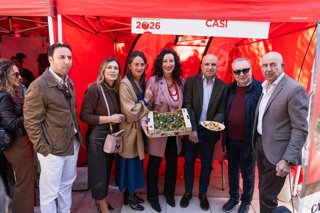 La ciudad de Almería ha vuelto a celebrar con éxito una nueva edición, y ya son 12, del Día del Tomate, una jornada en la que se han repartido 5.000 kilos de esta hortaliza, el producto más internacional de la capital.