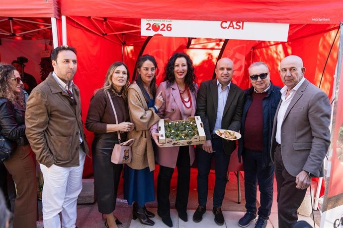 La ciudad de Almería ha vuelto a celebrar con éxito una nueva edición, y ya son 12, del Día del Tomate, una jornada en la que se han repartido 5.000 kilos de esta hortaliza, el producto más internacional de la capital.
