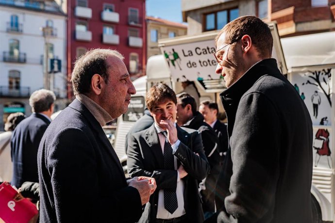 El conseller de Justicia y Calidad Democrática ante el vehículo informativo 'El Pla de Govern al Territori'