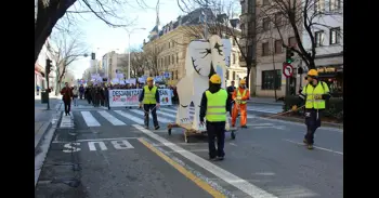 Una manifestación en Pamplona llama a hacer "frente a la mafia empresarial" que promueve el TAV