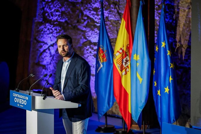 El presidente del PP de Asturias, Álvaro Queipo, interviene en el Congreso local del PP de Oviedo.