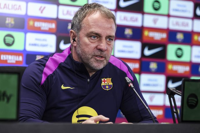 Hansi Flick, treinador principal do FC Barcelona, participa da coletiva de imprensa durante o dia de treinamento do FC Barcelona antes da partida de futebol da Liga Espanhola, LaLiga EA Sports, contra o Girona FC na Ciudad Esportiva Joan Gamper, em 15 de 