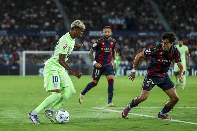 Archivo - Lamine Yamal ante Manu Sánchez en el Levante UD-FC Barcelona de la primera vuelta de LaLiga EA Sports 2025-26 en el Ciutat de València
