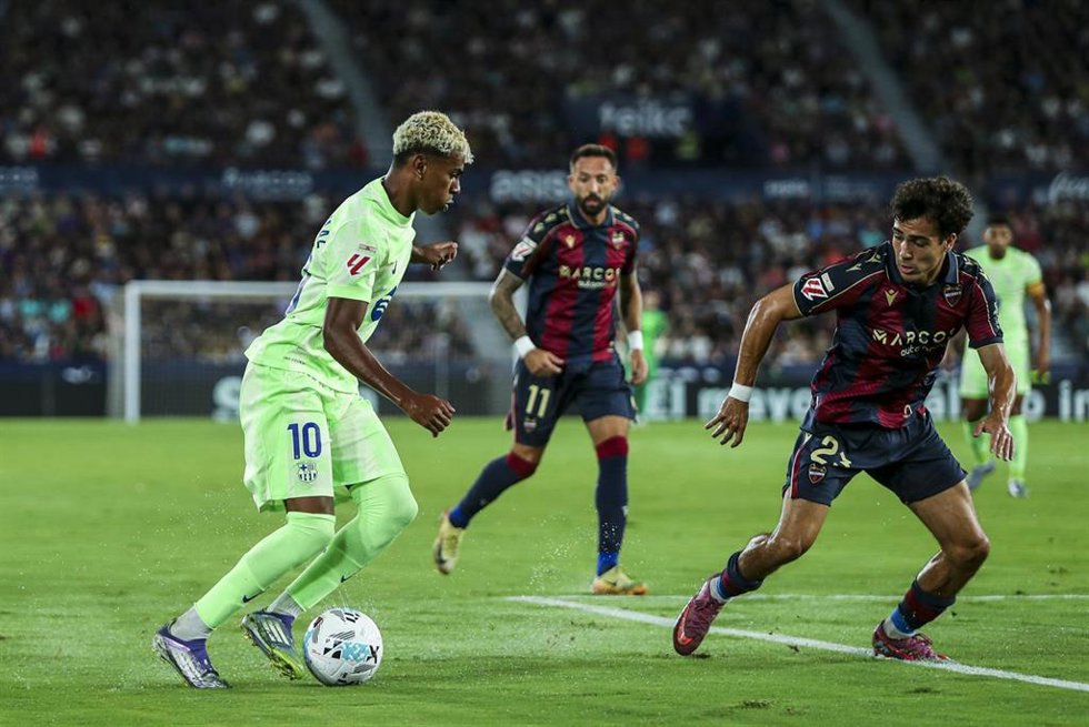 Archivo - Lamine Yamal ante Manu Sánchez en el Levante UD-FC Barcelona de la primera vuelta de LaLiga EA Sports 2025-26 en el Ciutat de Valncia