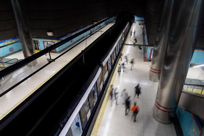 Archivo - Varias personas en el anden de la línea 7 en la Estación de San Fernando, a 8 de julio de 2024, en San Fernando de Henares, Madrid (España). 