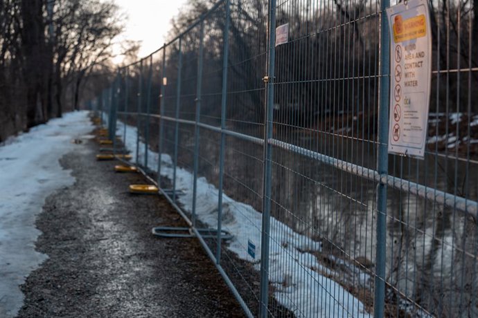 16 de fevereiro de 2026, Bethesda, Maryland, Estados Unidos: Tubos de desvio empurram água de esgoto para o Canal C&O, perto de Washington, D.C., enquanto equipes de reparo trabalham na ruptura do tubo de esgoto Potomac Interceptor em 16 de fevereiro de 2