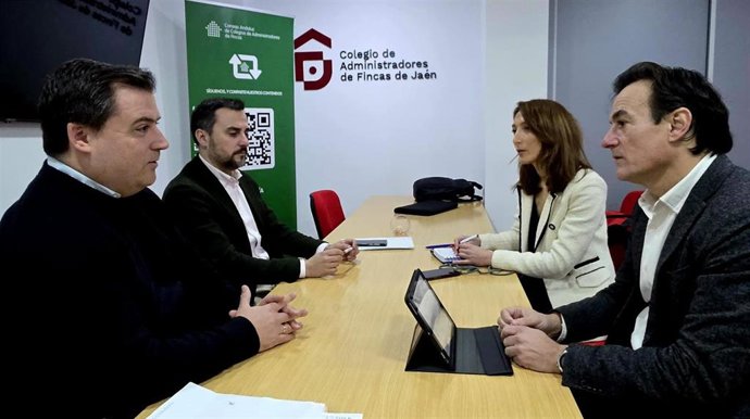 Imagen de la reunión con el Colegio de Administradores de Fincas.