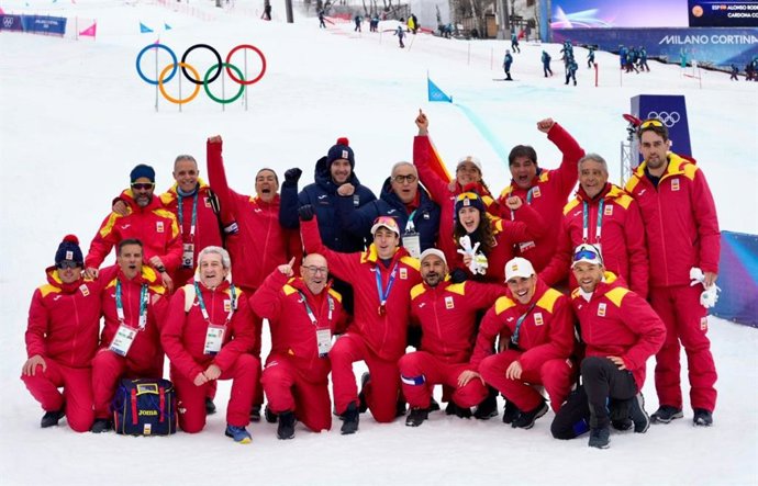 El presidente del Comité Olímpico Español (COE), Alejandro Blanco, junto a Oriol Cardona, Ana Alonso y el equipo español