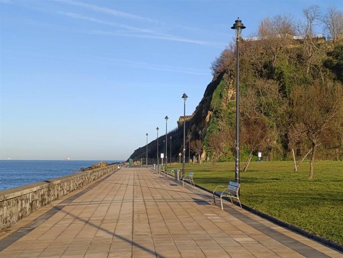 Cielos despejados y sol en la costa vizcaína