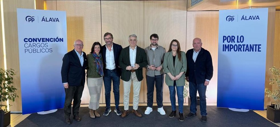 El presidente del PP vasco, Javier de Andrés, con cargos populares en la convención de Vitoria-Gasteiz