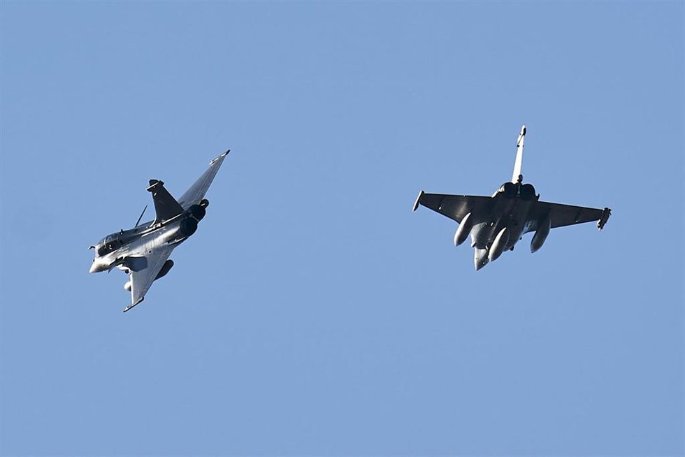 Archivo - Dos aviones Dassault Rafale Armee de Lair de Francia realizan prácticas de maniobras aéreas en Albacete, Castilla-La Mancha (España). 