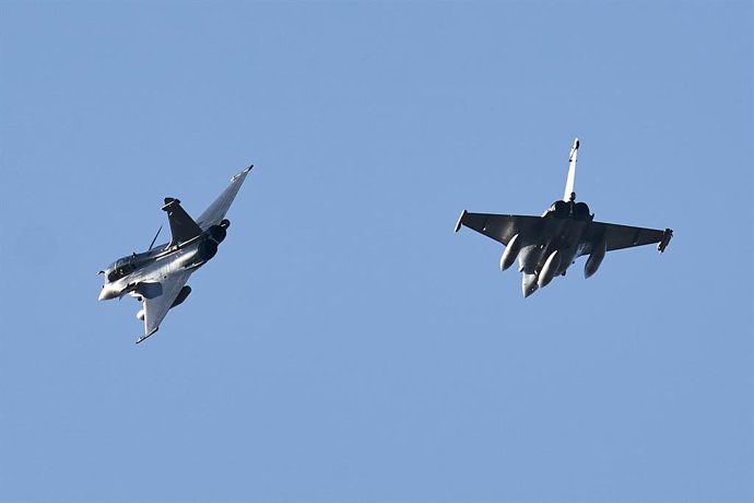Archivo - Arquivo - Dois aviões Dassault Rafale Armee de L'air da França realizam exercícios de manobras aéreas de combate, nas proximidades da base aérea de Los Llanos, em 22 de fevereiro de 2022, em Albacete, Castela-La Mancha (Espanha). As manobras são