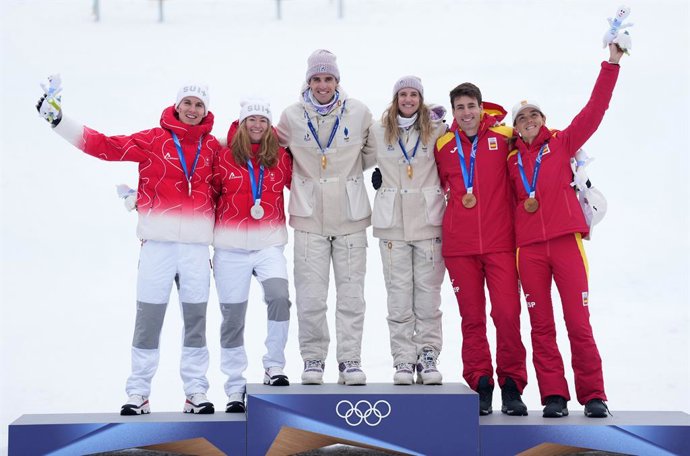 BORMIO, Feb. 21, 2026  -- Silver medalists Jon Kistler (1st, L) and Marianne Fatton (2nd, L) of Switzerland, gold medalists Thibault Anselmet (3rd, L) and Emily Harrop (3rd, R) of France, bronze medalists Oriol Cardona Coll (2nd, R) and Ana Alonso Rodrigu