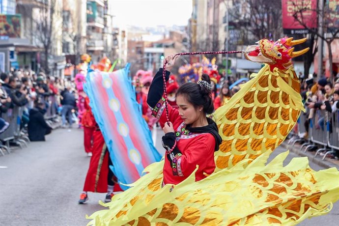 Archivo - Una mujer durante el desfile de Año Nuevo Chino en el distrito de Usera, a 11 de febrero de 2024, en Madrid (España).