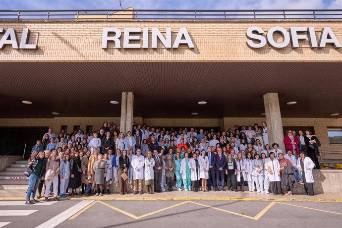 Homenaje a los profesionales que siguen en activo desde 1986 en el Hospital Reina Sofía de Tudela con motivo del 40 aniversario del centro.