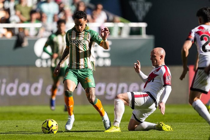 Antony Dos Santos of Real Betis and Isi Palazon of Rayo Vallecano in action during the Spanish league, LaLiga EA Sports, football match played between Real Betis and Rayo Vallecano at La Cartuja stadium on February 21, 2026, in Sevilla, Spain.