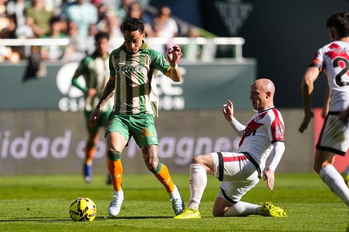 Antony Dos Santos of Real Betis and Isi Palazon of Rayo Vallecano in action during the Spanish league, LaLiga EA Sports, football match played between Real Betis and Rayo Vallecano at La Cartuja stadium on February 21, 2026, in Sevilla, Spain.