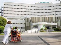 Trasladados al hospital dos hombres tras producirse un incendio en la cocina de un piso en Sevilla