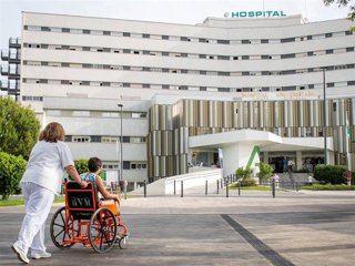 Archivo - Imagen de archivo de un paciente en silla de ruedas en el Hospital Virgen Macarena.