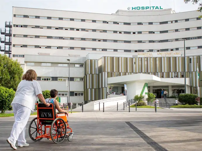 Paciente en silla de ruedas en el Hospital Virgen Macarena. - JUNTA DE ANDALUCÍA. - Archivo
