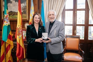 La alcaldesa de Castellón, Begoña Carrasco, y el músico cubano Paquito D’Rivera.