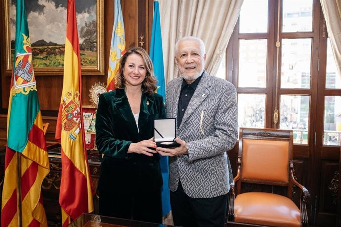 La alcaldesa de Castellón, Begoña Carrasco, y el músico cubano Paquito D’Rivera.