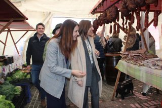 Las conselleiras do Medio Rural y de Medio Ambiente, María José Gómez y Ángeles Vázquez, en la feria Expogrelo de Abadín.