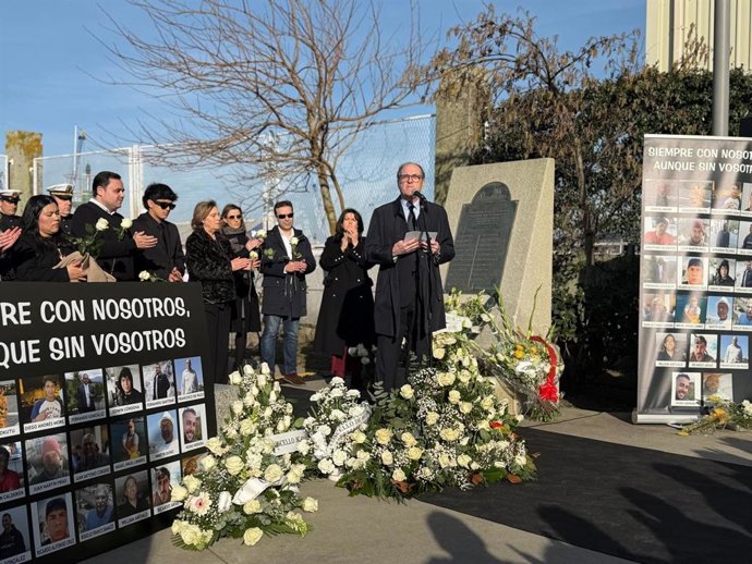 El Defensor del Pueblo, Ángel Gabilondo, interviene en el acto por el cuarto aniversario del naufragio del Villa de Pitanxo, en Marín (Pontevedra).