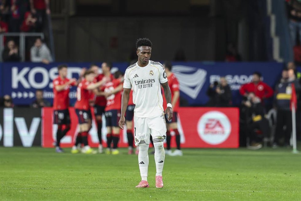 Vinícius Jr. lamenta un gol en contra del Real Madrid en su partido frente a Osasuna.
