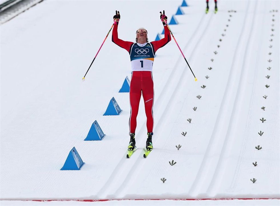 Johannes Klaebo celebra una victoria en los JJ.OO. de Invierno de Milán-Cortina d'Ampezzo 2026.