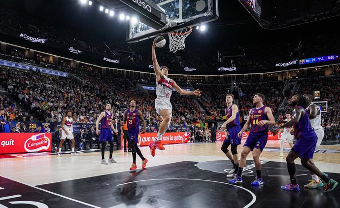 Ação da partida das semifinais da Copa do Rei de Valência 2026 entre o Barça e o Kosner Baskonia