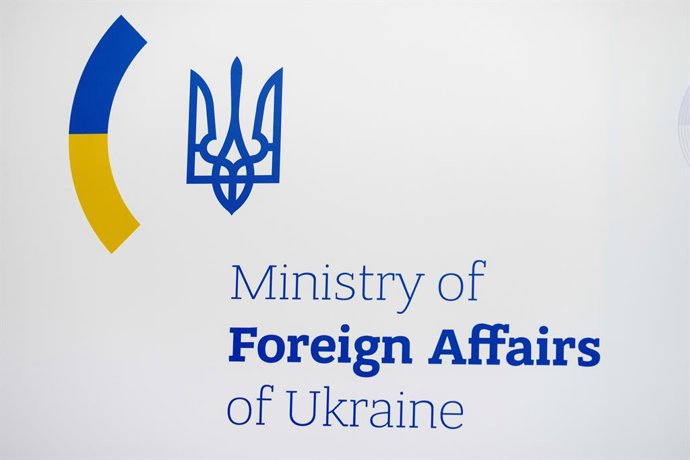 Archivo - Arquivo - 14 de março de 2025, Kiev, cidade de Kiev, Ucrânia: logotipo do Ministério das Relações Exteriores da Ucrânia visto durante a visita da ministra das Relações Exteriores da Áustria à sua colega em Kiev.