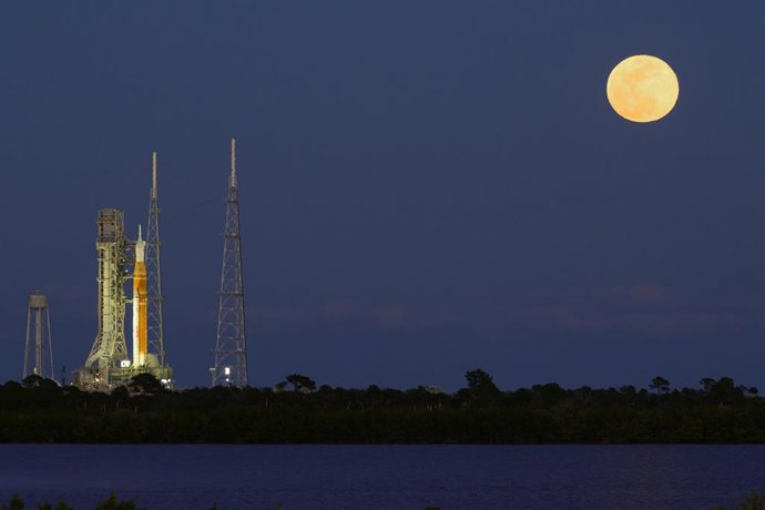 1º de fevereiro de 2026, Merritt Island, Flórida, EUA: O foguete Space Launch System (SLS) da NASA, com a cápsula Orion no topo, é visto no Complexo de Lançamento 39B em 1º de fevereiro de 2026, enquanto a lua nasce atrás do foguete. Um ensaio geral está 