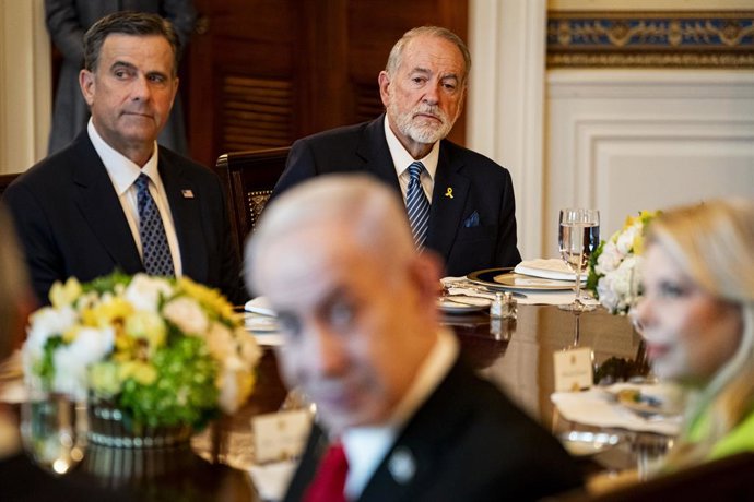 Archivo - Arquivo - 7 de julho de 2025, Washington, Distrito de Columbia, EUA: John Ratcliffe, diretor da Agência Central de Inteligência (CIA), à esquerda, e Mike Huckabee, embaixador dos EUA em Israel, no canto superior direito, com o primeiro-ministro 