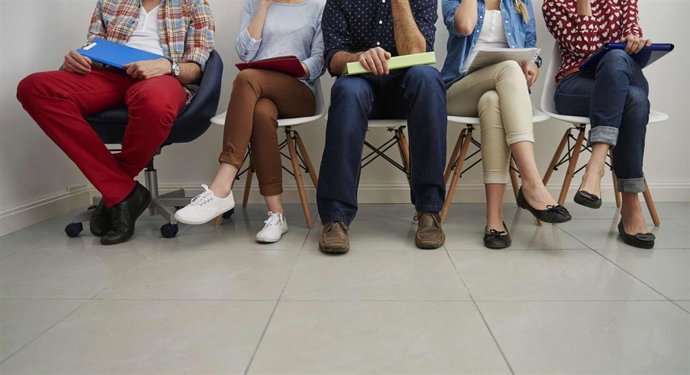 Archivo - La desigualdad salarial entre hombres y mujeres cae diez puntos en Andalucía y se sitúa en 4.300 euros.