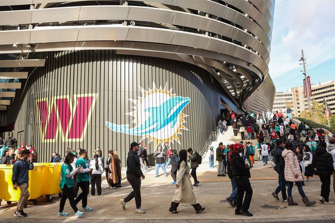 Archivo - Fans around the Bernabeu stadium before the 2025 National Football League (NFL) Madrid Game between the Miami Dolphins and the Washington Commanders at the Bernabeu Stadium on November 16, 2025, in Madrid, Spain.