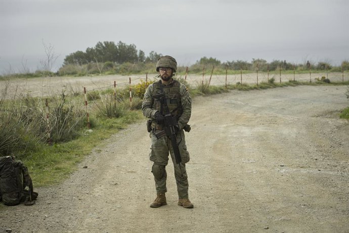 Archivo - Arquivo - Um militar durante um exercício, em 21 de março de 2024, em Ceuta (Espanha). O Comando Geral de Ceuta desenvolveu, nas zonas de instrução e isolamento, um exercício com a participação do Batalhão de Helicópteros de Manobra VI. 