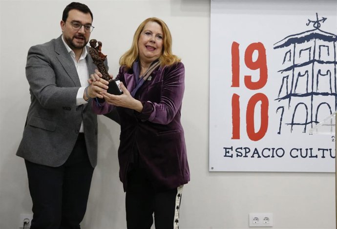 El presidente del Principado de Asturias, Adrián Barbón, ha intervenido hoy en el acto de entrega del Premio Espacio Cultural 19 10 a la Promoción de la Cultura y los Valores Democráticos a Amparo Climent.
