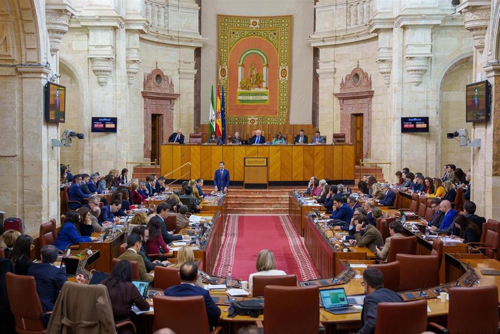 El presidente de la Junta de Andalucía, Juanma Moreno, interviene durante la sesión de control en el pleno del Parlamento andaluz. A 12 de febrero de 2026. (Foto de archivo).