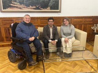 Reunión del presidente de la Diputación de Jaén, Paco Reyes, con la Asociación de Personas con Lesión Medular y otras Discapacidades Física de Jaén (Aspaym).