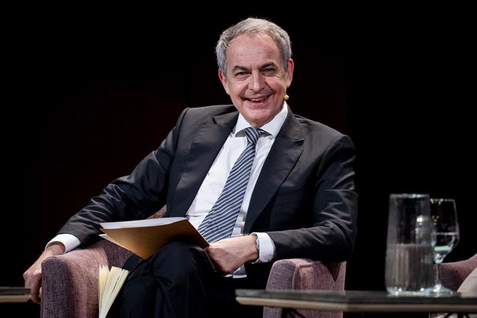 El expresidente del Gobierno José Luis Rodríguez Zapatero interviene durante la presentación del libro 'Las huellas de la Transición. 50 años de cambio y conflicto en democracia', en el Ateneo de Madrid, a 3 de febrero de 2026, en Madrid (España). Se trat