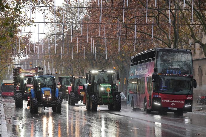 Archivo - Arxivo - Agricultors a l'interior dels seus tractors per la Gran Via de Barcelona durant una tractorada