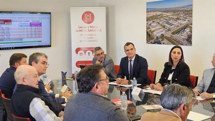 La consejera de Agua, Agricultura, Ganadería y Pesca, Sara Rubira, asistió esta semana a la lonja de ganado que se celebra semanalmente en Mercamurcia
