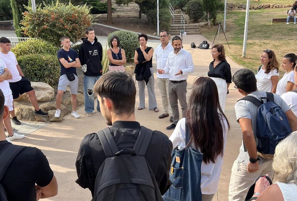 El portavoz socialista en el Consistorio de Málaga, Daniel Pérez, y el el concejal socialista Rubén Viruel, con alumnos de Secundaria.