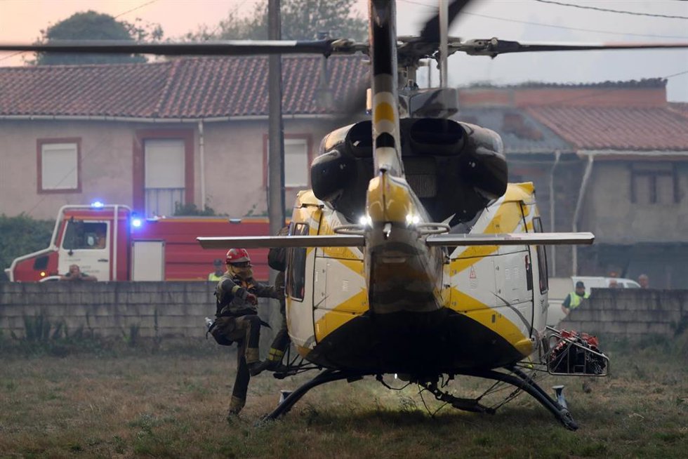 Archivo - Varios bomberos forestales tratan de extinguir el fuego en Lornís, a 18 de septiembre de 2025, en Pantón, Lugo, Galicia (España).