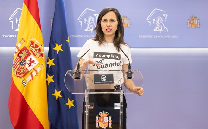La secretaria general de Podemos, Ione Belarra, con una camiseta sobre la Constitución en la que se lee "Y cumplirla, ¿pa' cuando?" durante una rueda de prensa, en el Congreso de los Diputados, a 17 de febrero de 2026, en Madrid (España).