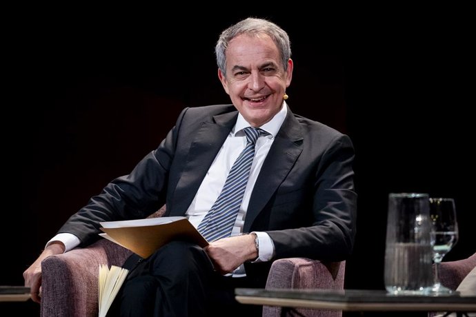 O ex-presidente do Governo José Luis Rodríguez Zapatero intervém durante a apresentação do livro “Las huellas de la Transición. 50 anos de mudança e conflito na democracia”, no Ateneo de Madrid, a 3 de fevereiro de 2026, em Madrid (Espanha). Trata-se