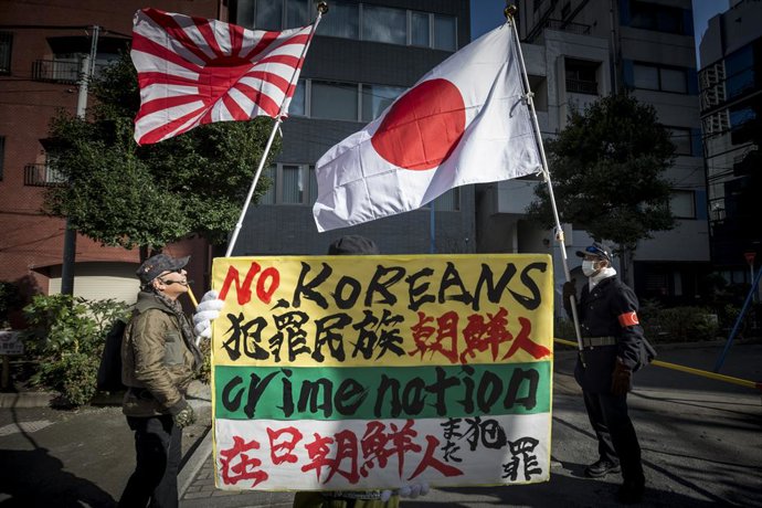 Archivo - Arquivo - 21 de fevereiro de 2016 - Tóquio, Japão - Um grupo nacionalista japonês se reúne em Shinjuku para protestar contra o rompimento das relações diplomáticas entre o Japão e a Coreia do Sul e para recuperar Takeshima da Coreia do Sul. As I