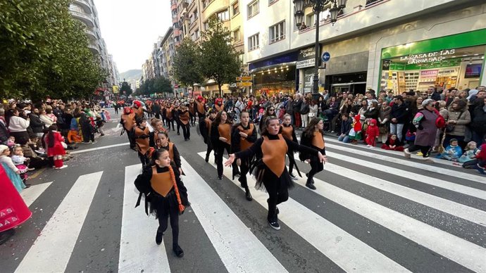'La Bichoneta Y Sus Cucarachas' En El Desfile De Carnaval En Oviedo